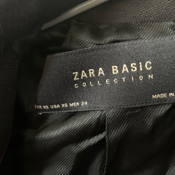 Zara coat in black with gold details - Picture 3 of 3